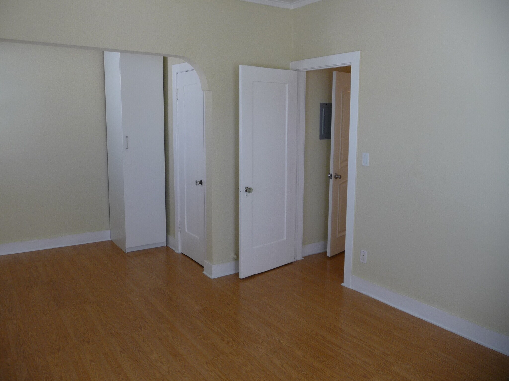 Building Photo - 435 1/2 N Sierra Bonita Ave