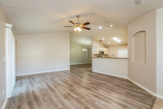 Building Photo - 2835 Southampton Dr