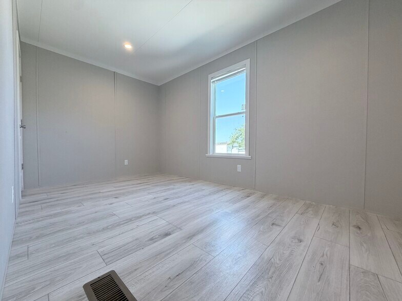 Building Photo - 709 N Collins Fwy
