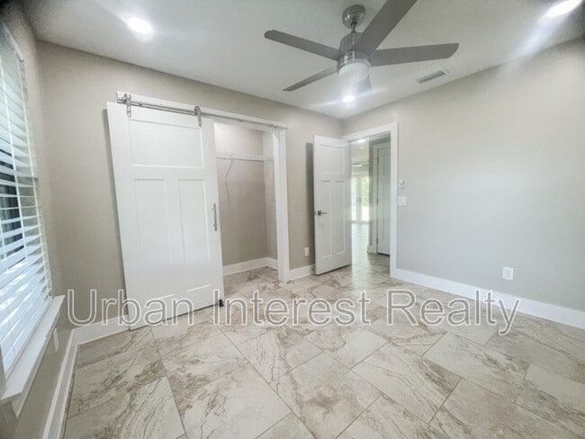 Building Photo - 802 E Pine Forest Dr