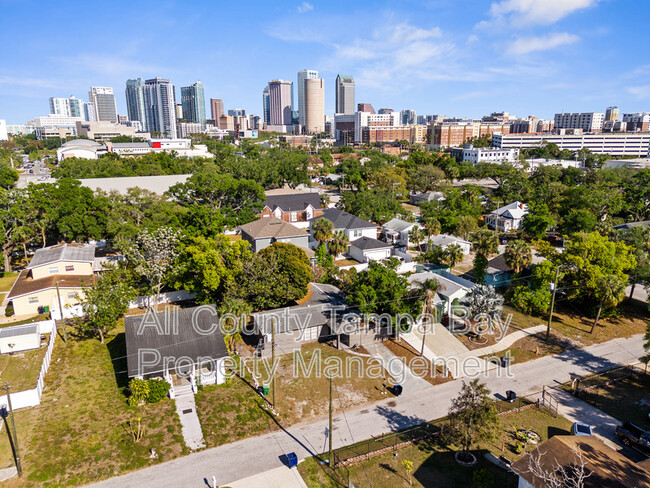Building Photo - 905 N Newport Ave