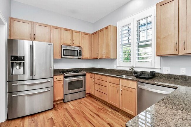 Building Photo - Beautiful 3BD/2.5BA Townhome