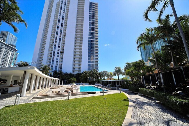 Building Photo - 2020 N Bayshore Dr