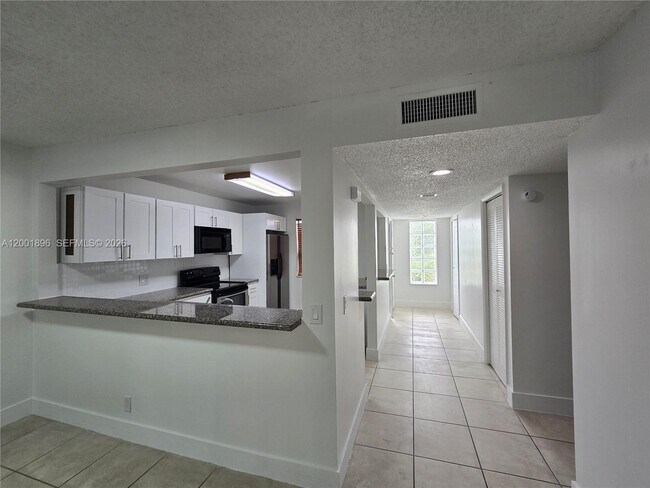 Building Photo - 310 Racquet Club Rd