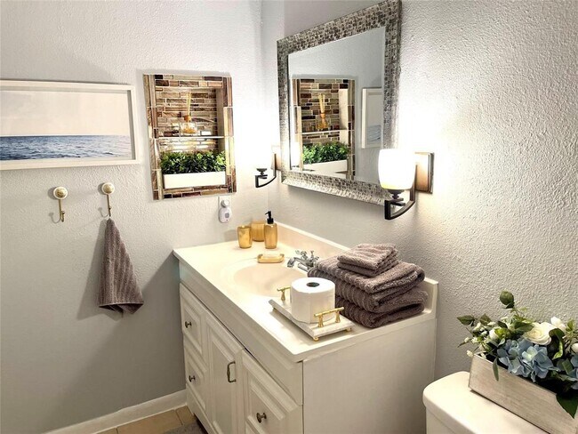 Building Photo - 8521 Hearth Dr