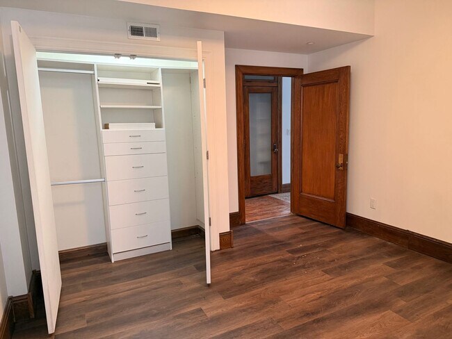 Building Photo - Beautiful and Spacious 3 BDRM 2 BATH Unit in the Heart of Public Square