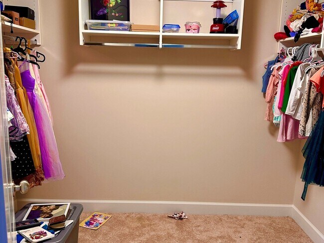 Building Photo - 3 Bedroom semi furnished Duplex type House in Imperial