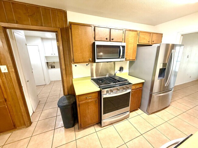 Building Photo - 4922 Lambeth Dr