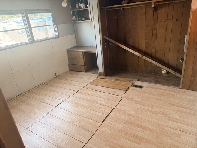 Building Photo - 301 Crist St