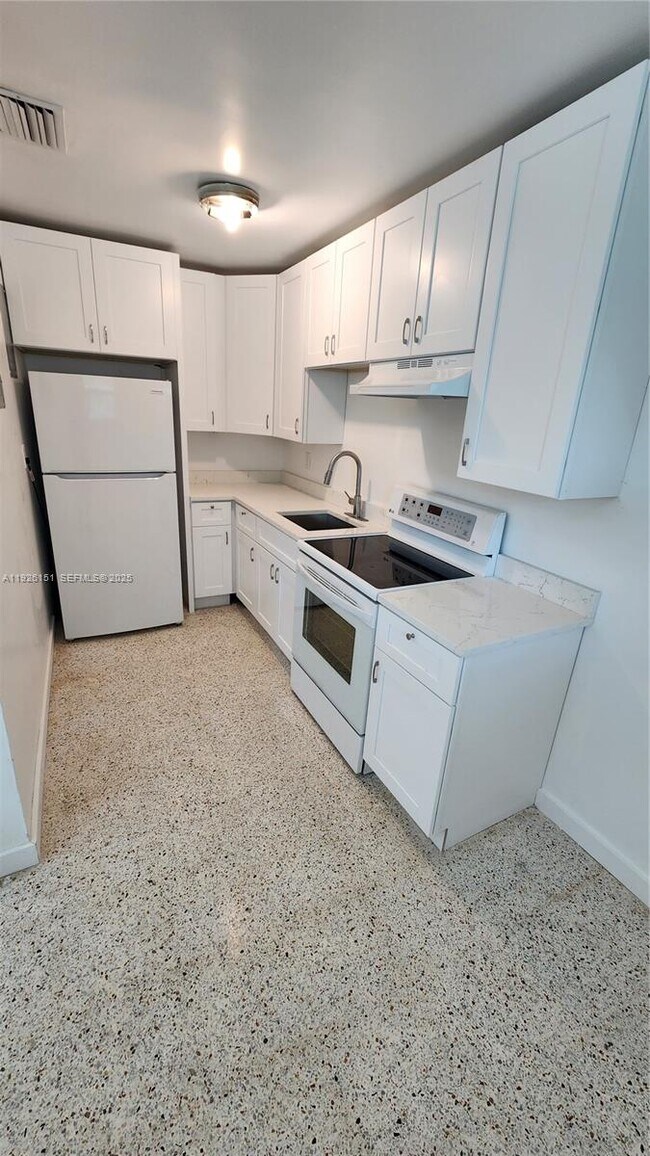 Building Photo - 4555 SW 32nd Ave