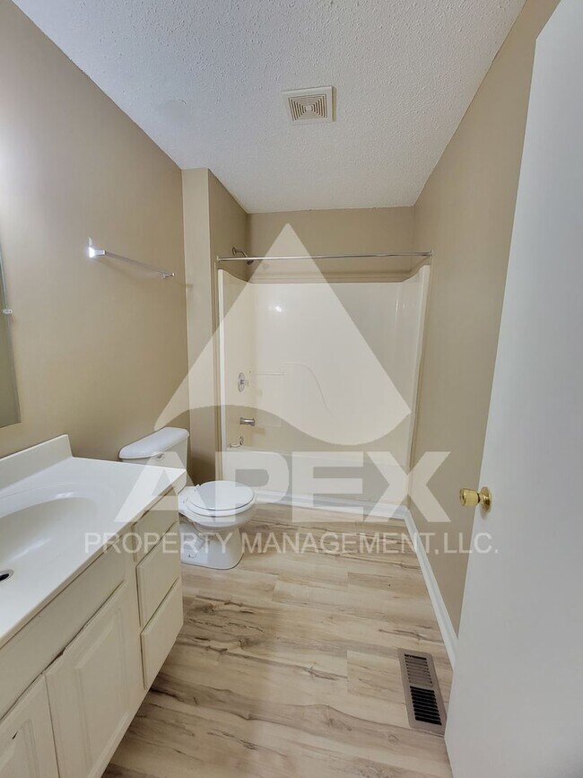 Building Photo - MOVE-IN SPECIAL, $1 RENT!! - Nice 3 Bd | 2...