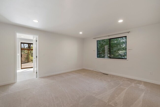 Building Photo - A Spacious Home in the Prestigious Sahalee...