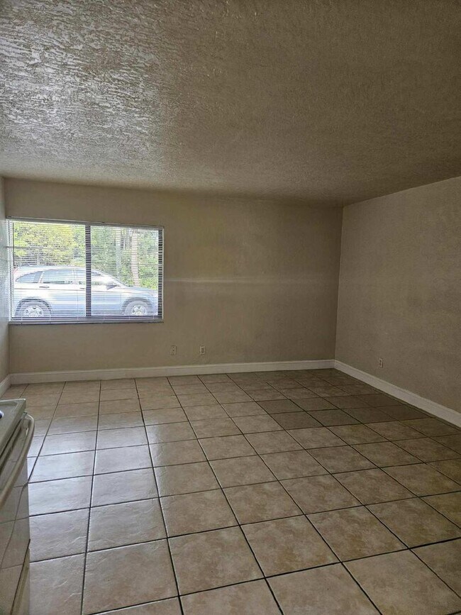 Building Photo - 1 BEDROOM 1 BATH NEWLY RENOVATED CONDO