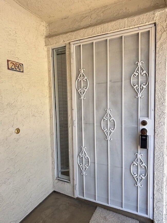 Building Photo - Sunny Top Floor 2 bedroom 2 bath Condo Wit...