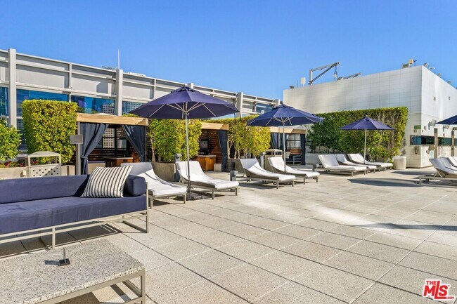 Building Photo - 900 W Olympic Blvd