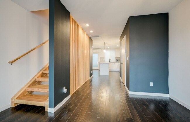 Building Photo - Gorgeous 3Bed/2.5 Bath Townhome in Queen Anne!