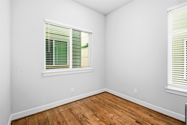 Building Photo - 1007 W 17th St