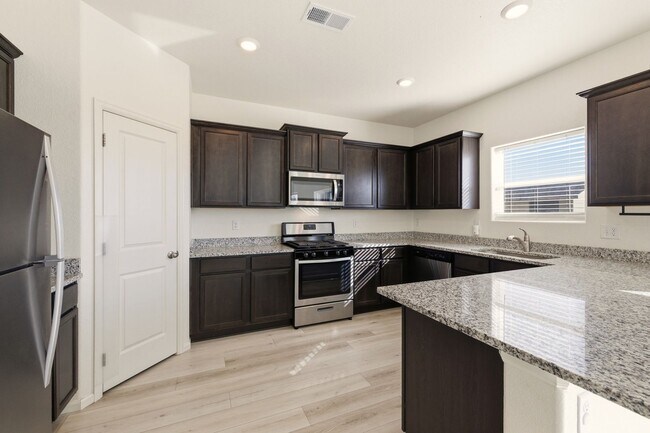 Building Photo - 3 Bedroom 2.5 Bathroom House With Great Vi...