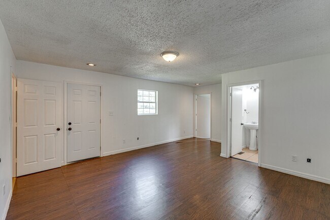 Building Photo - 1010 N Hickory St