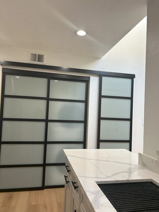 Building Photo - 2 Bedroom/2 bath Condo in the Mission de L...