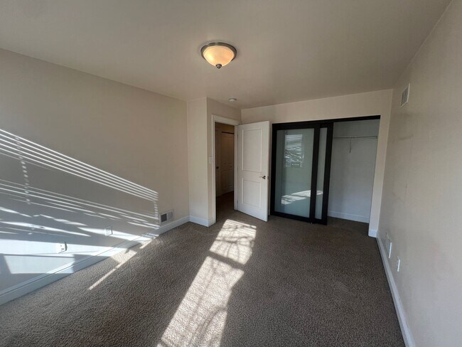 Building Photo - Beautiful 4 Bedroom/ 2.5 Bath with Integra...