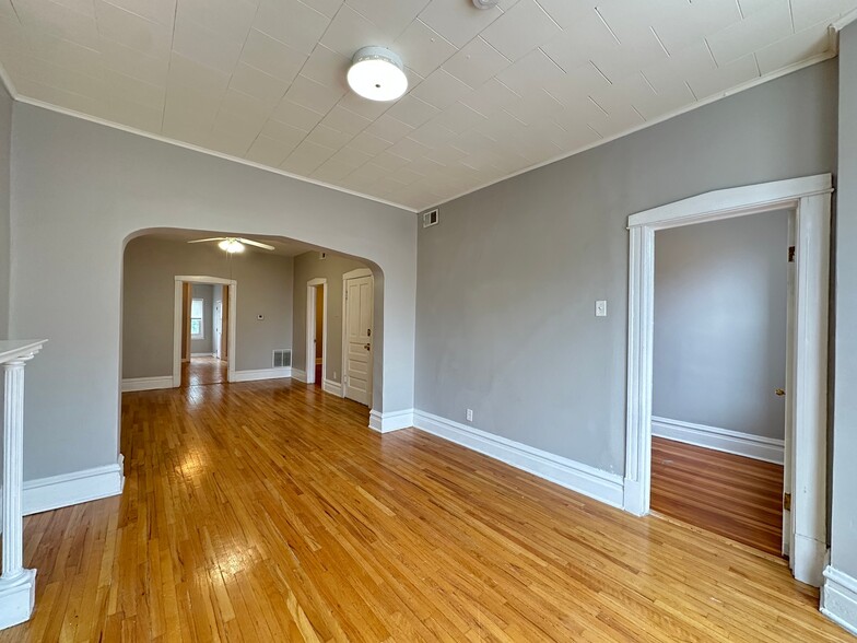 Building Photo - 2034 W Augusta Blvd
