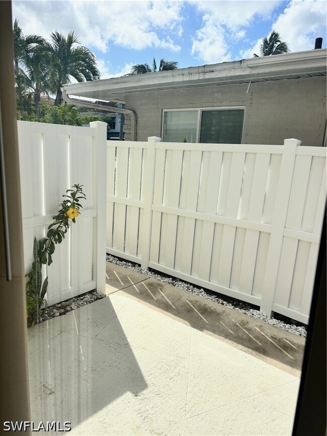 Building Photo - 296 4th Ave S