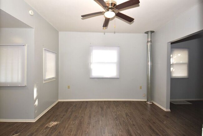 Building Photo - Elkhart 3 bedroom and 2 full baths