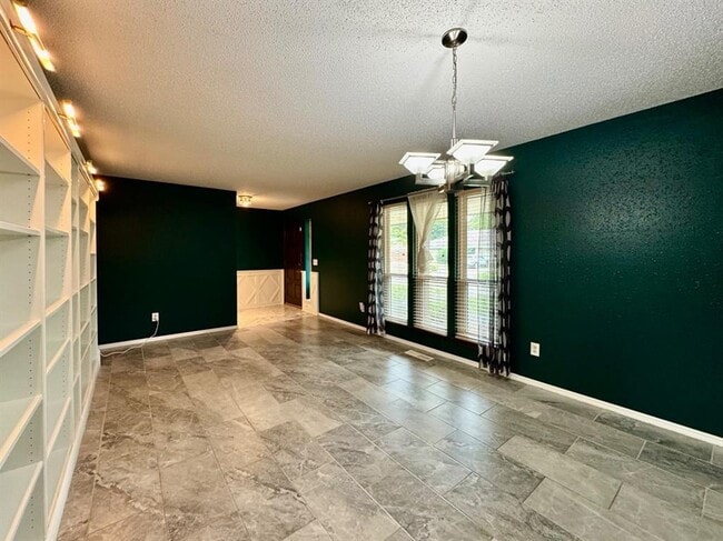 Building Photo - 3604 Jim Robison Dr