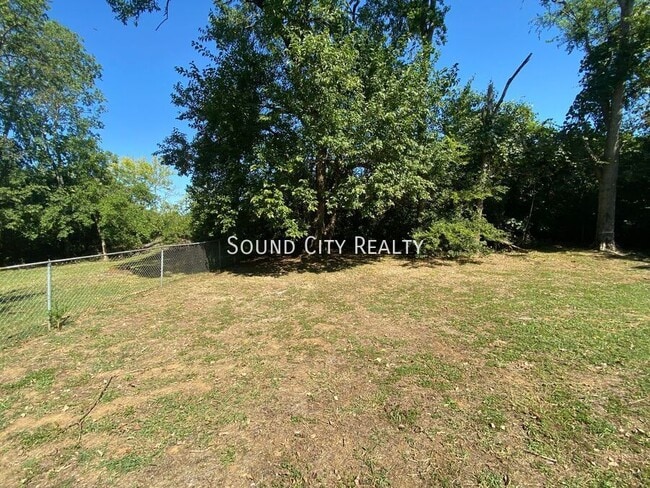 Building Photo - 3232 Hinkle Dr