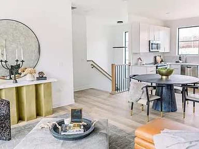 Building Photo - 1345 Keosauqua Way