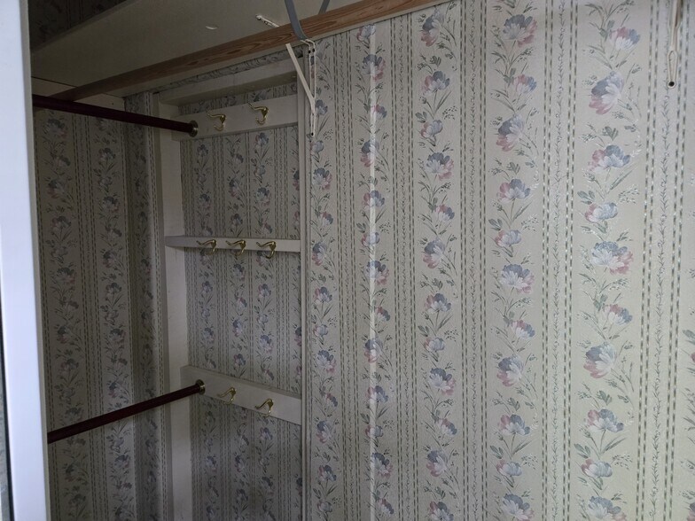 Inside Mstr Closet - 4005 N 24th St
