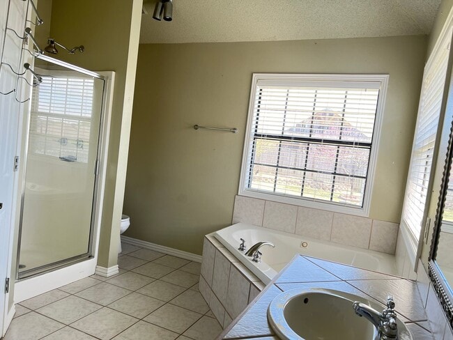 Building Photo - 3 Bed 2 Bath House Right down the road from Northridge Middle School.