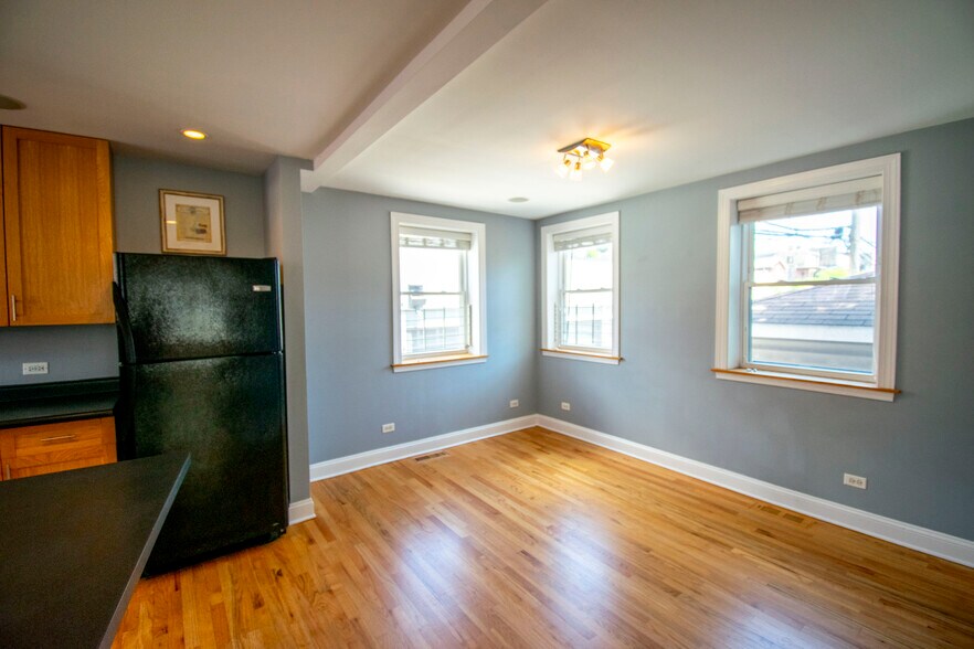 Building Photo - 2736 W Evergreen Ave