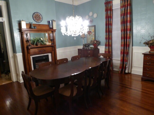 Dining - 906 Fatherland St
