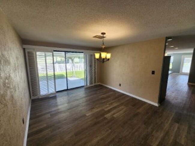 Building Photo - Beachside 3/2/1 Spacious Home