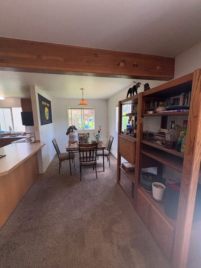Building Photo - Classic 3 Bedroom 2 Bath Home with Attache...