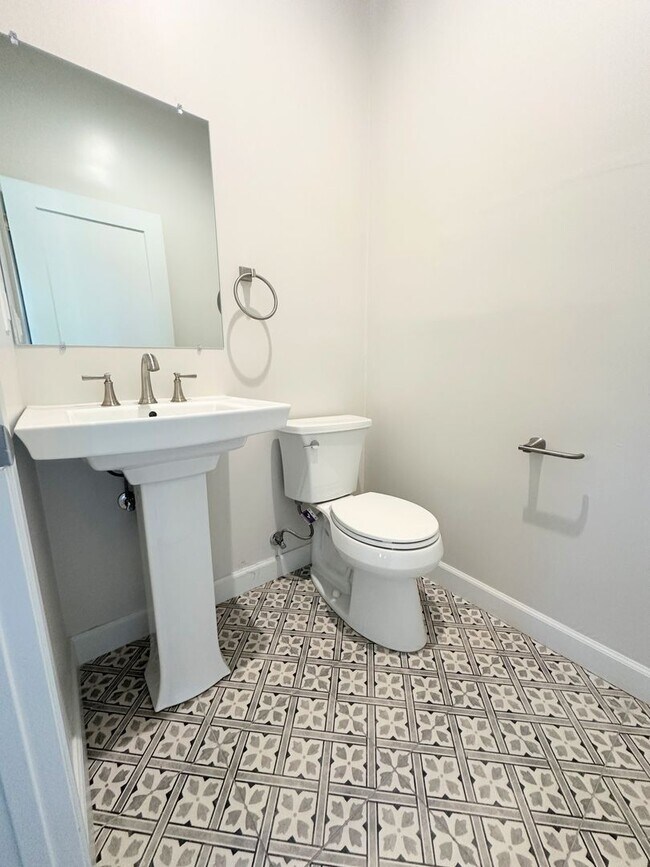 Building Photo - Gorgeous 2bd/2ba unit semi-furnished near ...