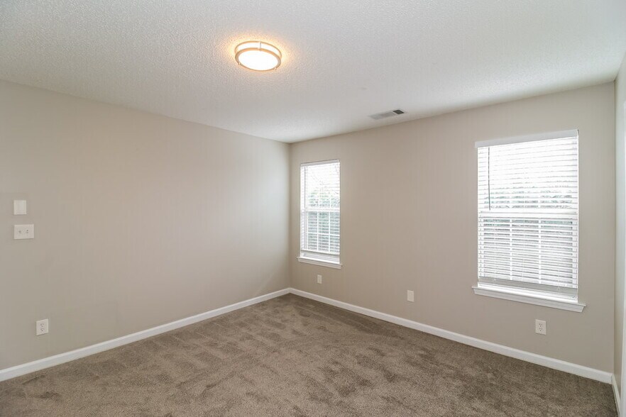 Building Photo - 604 Fieldcrest Dr