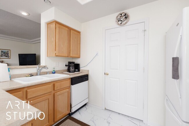 Building Photo - 2-bedroom 2-bathroom upstairs condo fully ...