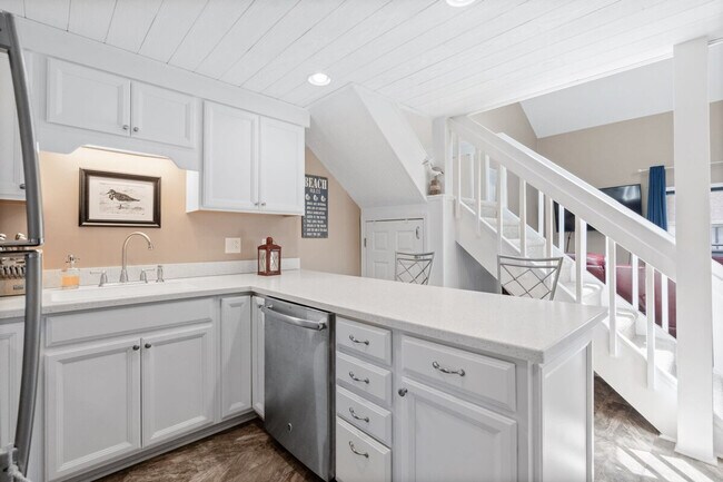 Building Photo - 27-E Colony Dr