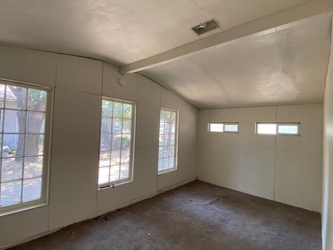 Building Photo - Spacious Visalia home in a well establishe...