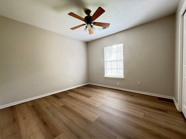 Building Photo - 6926 Hearthside Dr
