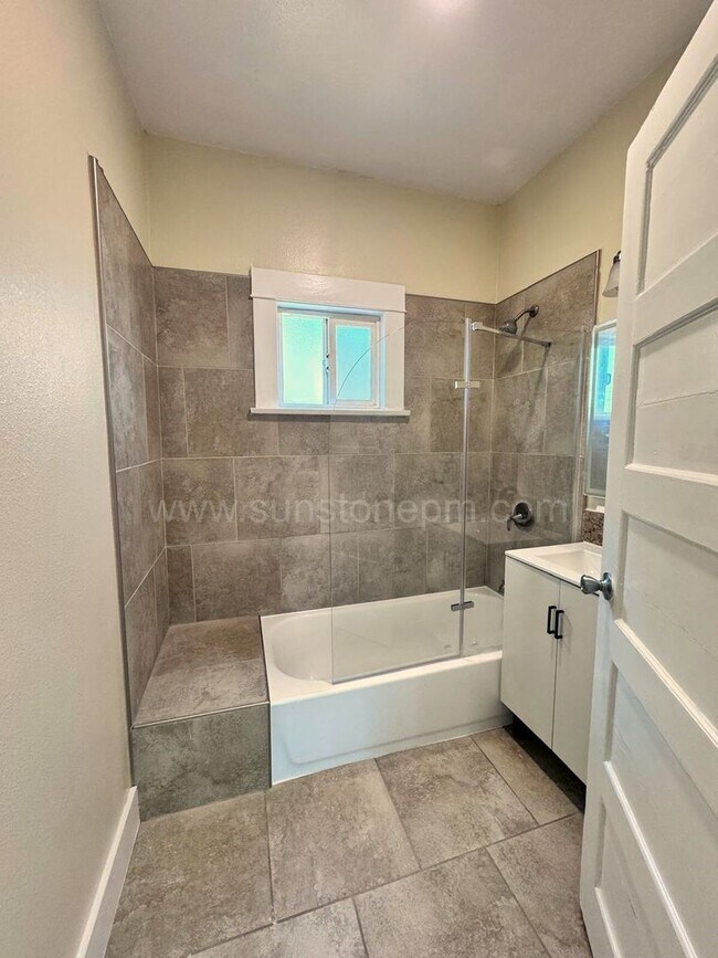 Building Photo - 2 Bedroom, 1 bathroom