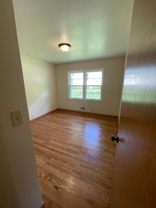 Middle bedroom - 1208 E 30th St