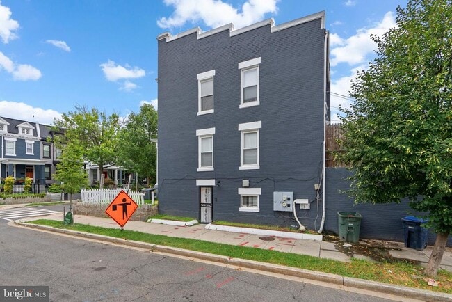 Building Photo - 141 Uhland Terrace NE