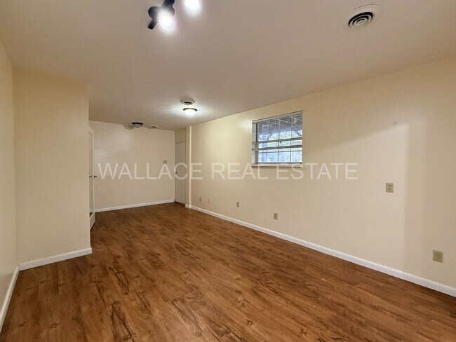 Building Photo - 4 BEDROOM, 3.5 BATHROOM HOME IN BEXHILL!