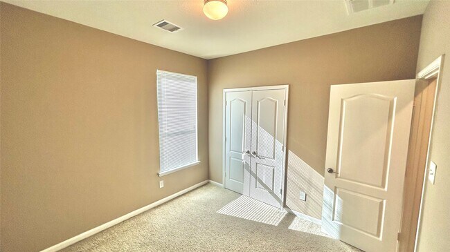 Building Photo - 2627 Hawthorn Park Ct