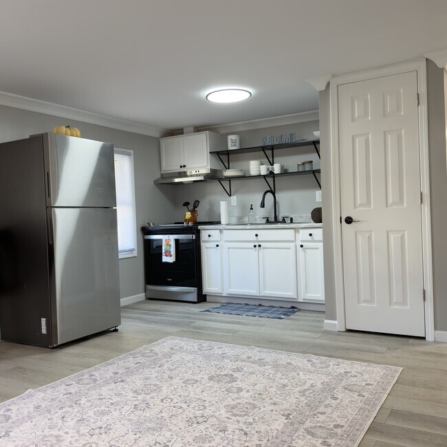 Building Photo - 510 S Sycamore St