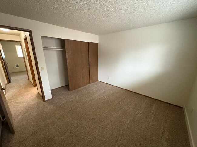 Building Photo - 2 Bed/1 Bath Unit Located in SE Bend Triplex
